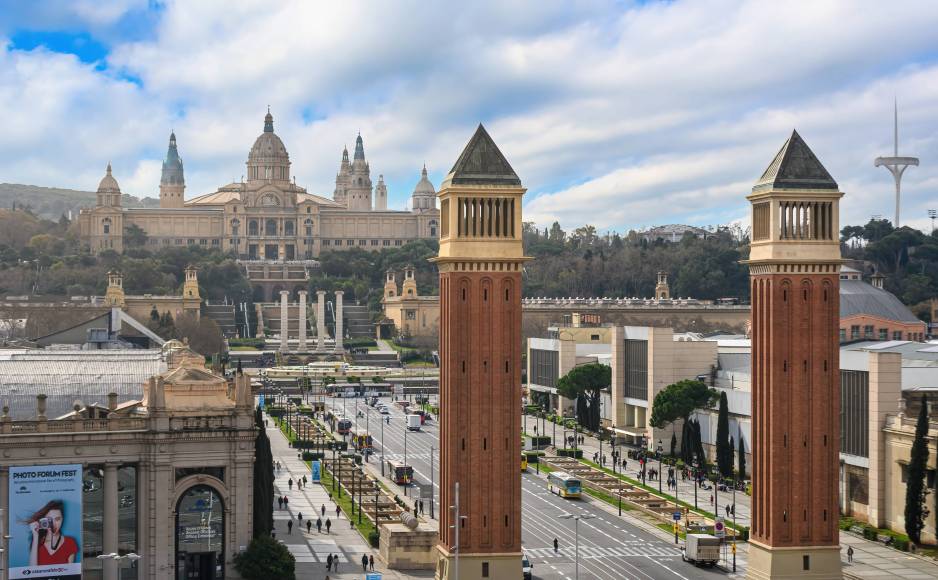 discover the most iconic landmarks in barcelona, from the stunning sagrada família to the historic gothic quarter. explore top attractions, must-see sites, and hidden gems in this vibrant spanish city.