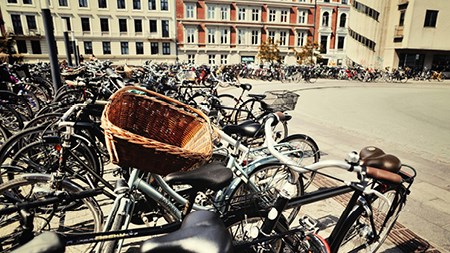 Ciudades estadounidenses como Minneapolis y Madison están expandiendo de forma silenciosa pero constante su infraestructura y cultura ciclista. Minneapolis prioriza el diseño con conciencia climática, las mejoras de seguridad y la calidad de la red para posicionarse como líder ciclista del medio oeste. Madison, con su inversión dedicada, impulsada por la Federación de Bicicletas de Wisconsin, destaca cómo el ciclismo impulsa no solo el transporte, sino también las economías locales.