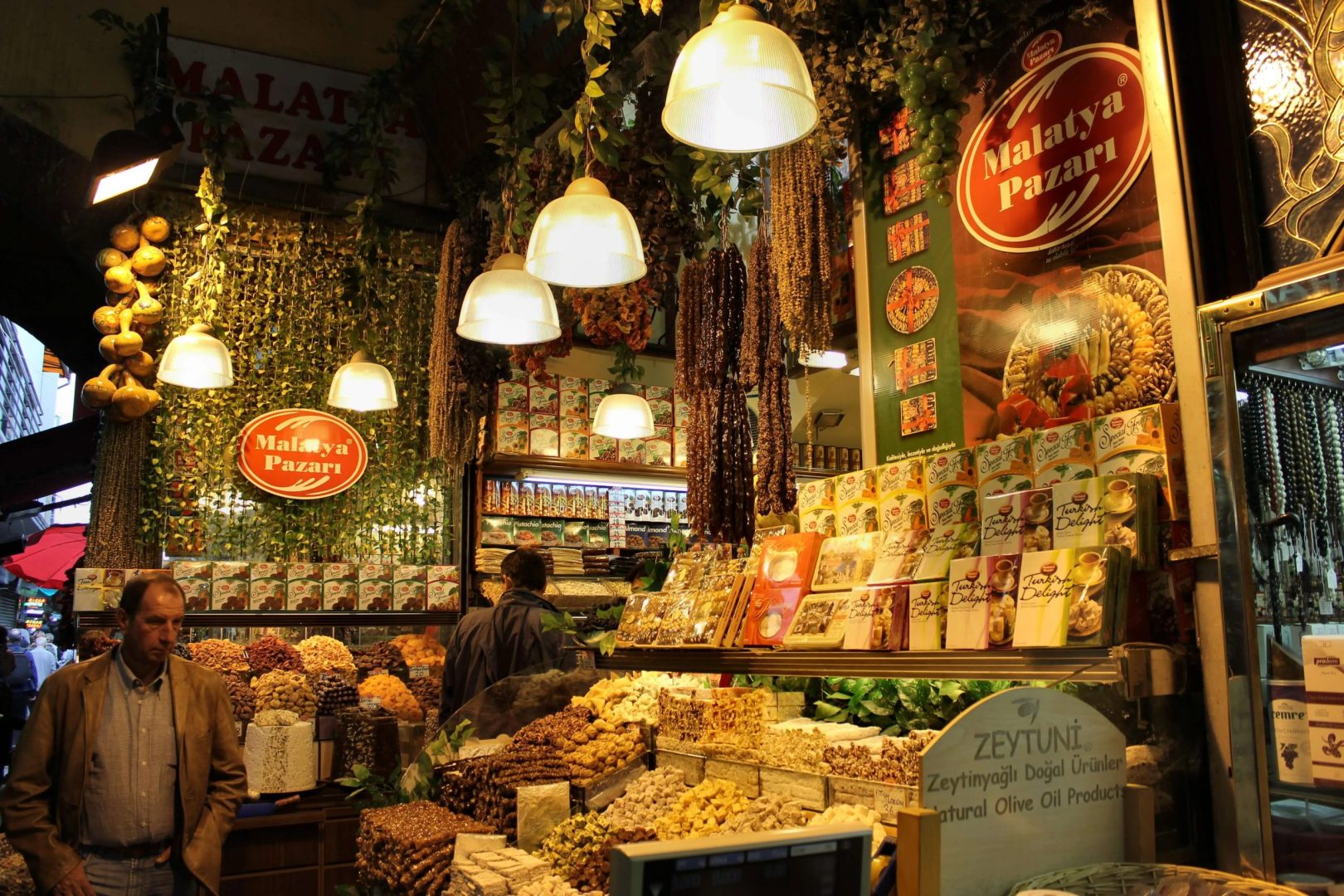 discover the vibrant markets of istanbul, where tradition meets modernity. explore bustling bazaars filled with spices, textiles, and unique souvenirs in the heart of turkey’s cultural capital.