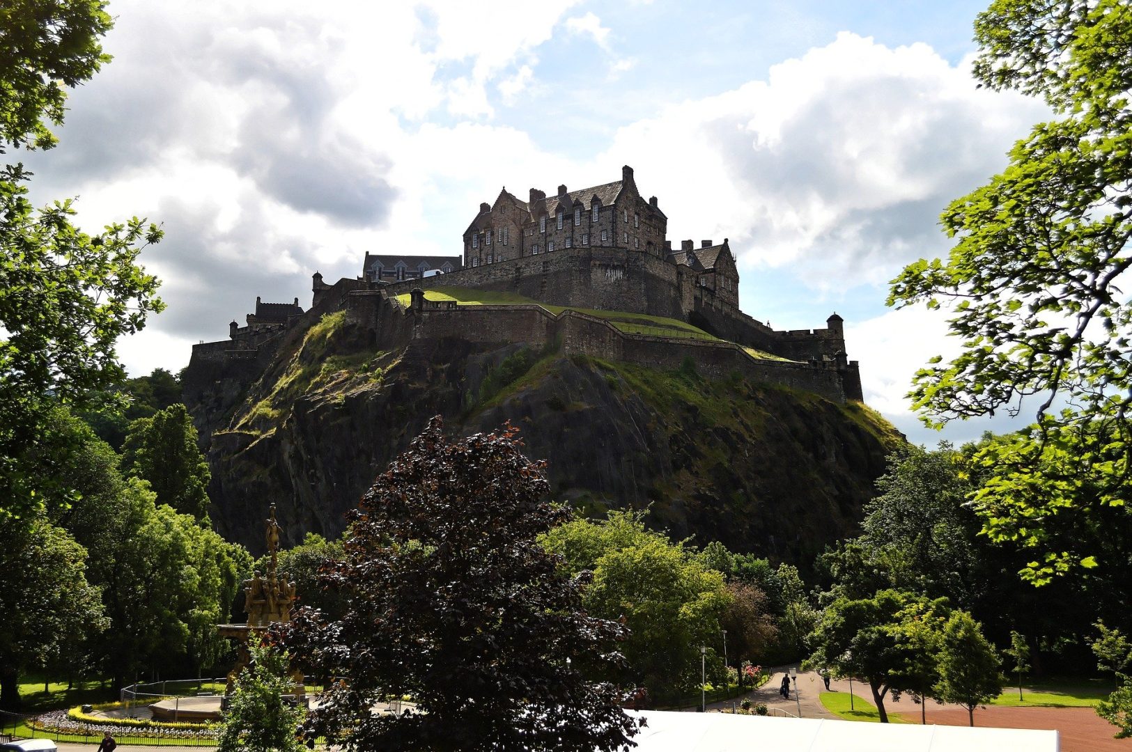 discover scotland's top castles, from dramatic cliffside fortresses to enchanting historic palaces. explore must-see landmarks, fascinating history, and travel tips for castle enthusiasts visiting scotland.