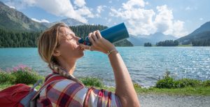 discover essential tips for staying hydrated while traveling. learn how to maintain your energy, prevent dehydration, and make your journey more comfortable with simple hydration strategies.