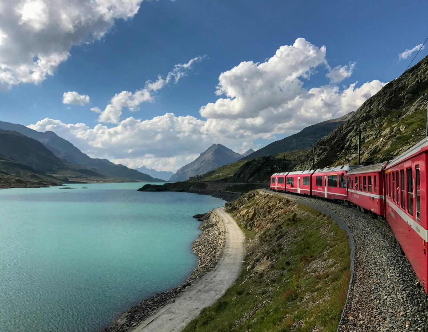 discover the world's top scenic train journeys, offering breathtaking views and unforgettable travel experiences. explore routes through mountains, coastlines, and countryside for your next adventure.