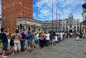 discover tips on how to navigate venice crowds, the best times to visit to avoid peak tourism, and enjoy a stress-free experience in this iconic italian city.