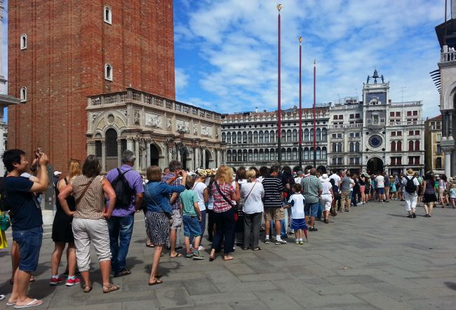 discover tips on how to navigate venice crowds, the best times to visit to avoid peak tourism, and enjoy a stress-free experience in this iconic italian city.