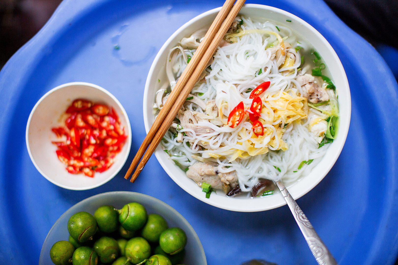 discover the vibrant world of vietnamese street food, from savory pho and crispy banh mi to fresh spring rolls. explore must-try dishes, local markets, and tips for enjoying authentic flavors in vietnam.