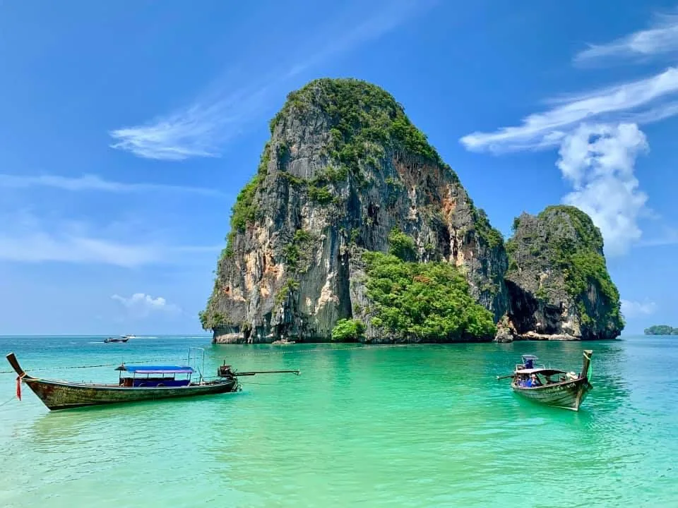 discover the top beaches in krabi for the ultimate tropical escape. explore pristine sands, crystal-clear waters, and breathtaking scenery perfect for relaxation and adventure.